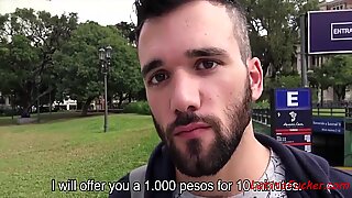 Заставляю латиноамериканского сексуального мужчину трахаться за баксы