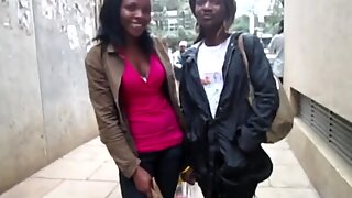 Afrikansk amatör lesbiska skapelse ute i badrum