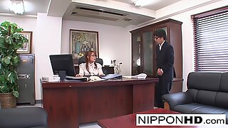 Japansk sekretær onanerer ved skrivebordet hennes